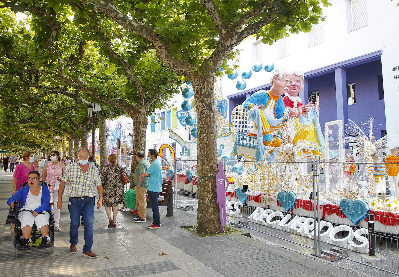 Fotos: Imágenes de las coloristas carrozas de La Patrona