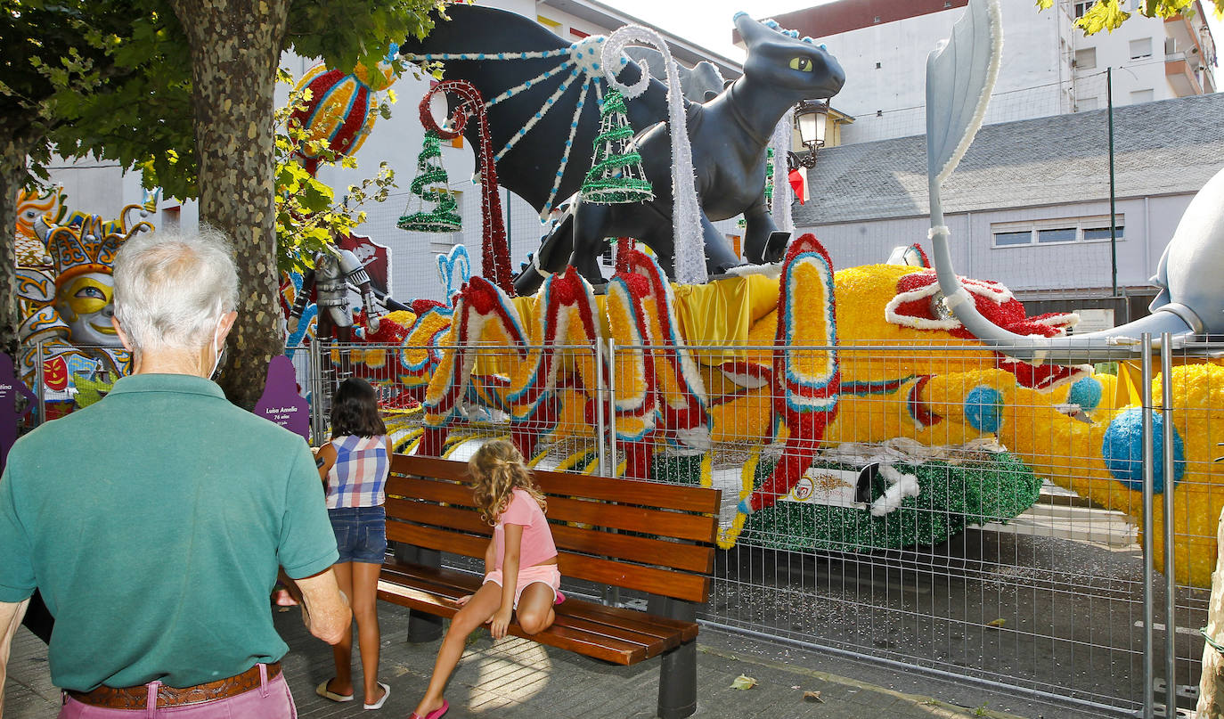 Fotos: Imágenes de las coloristas carrozas de La Patrona