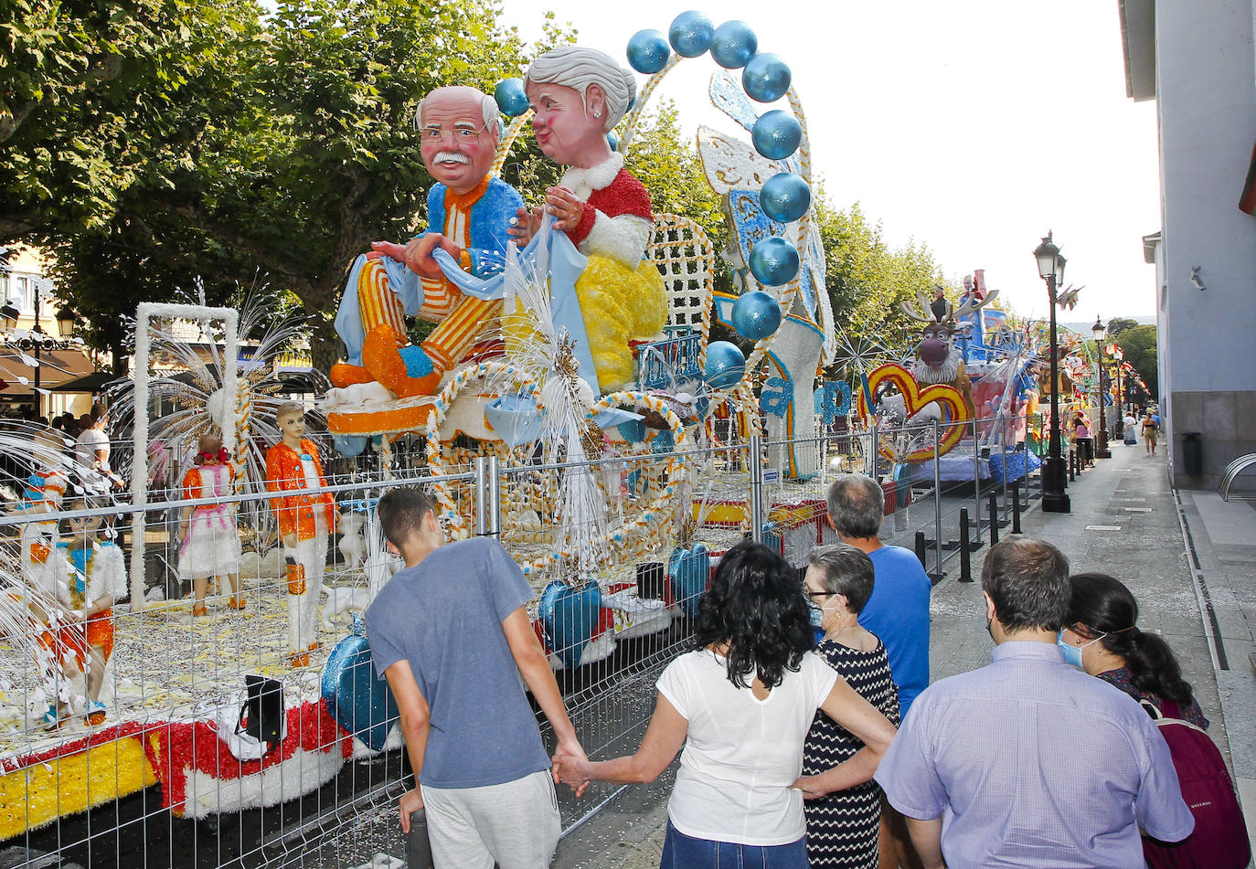 Fotos: Imágenes de las coloristas carrozas de La Patrona