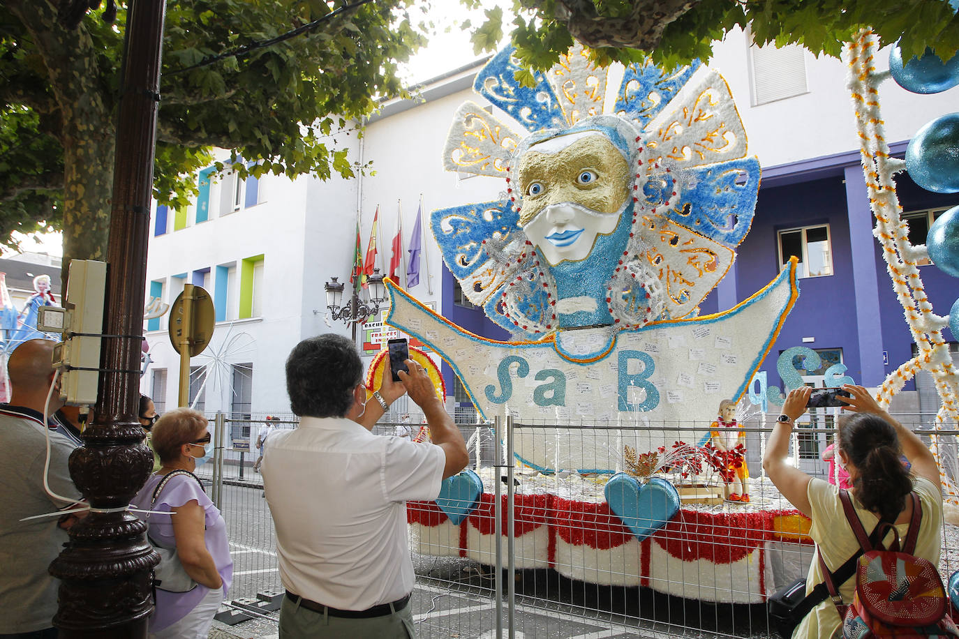 Fotos: Imágenes de las coloristas carrozas de La Patrona