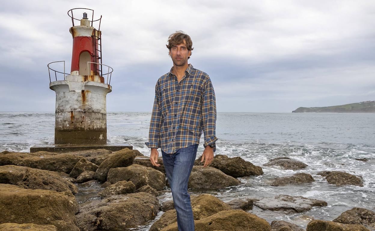 Juanjo González, junto al popular farolillo del dique de la playa de Merón en San Vicente de la Barquera.