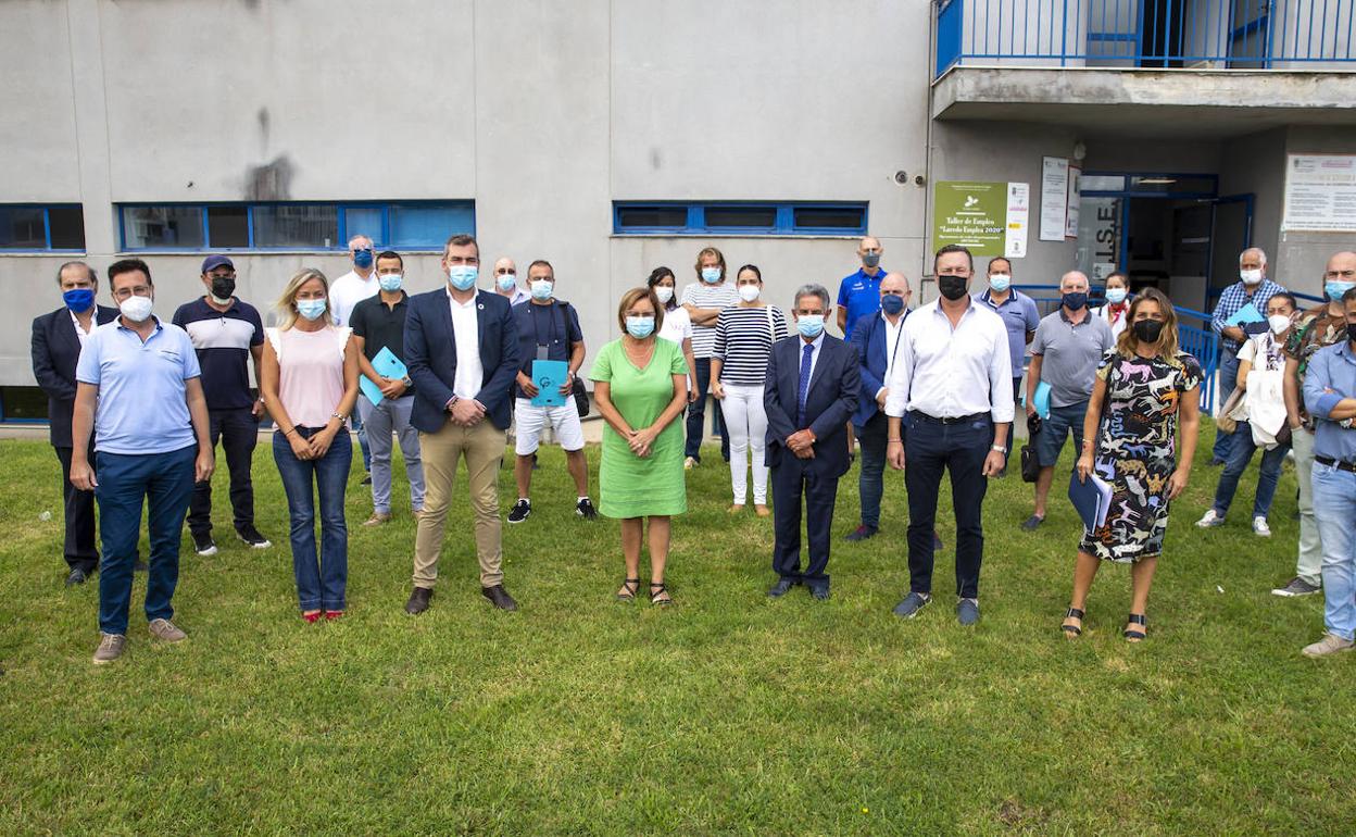 Foto de grupo de las autoridades con los promotores de los proyectos beneficiarios de las ayudas en Laredo.