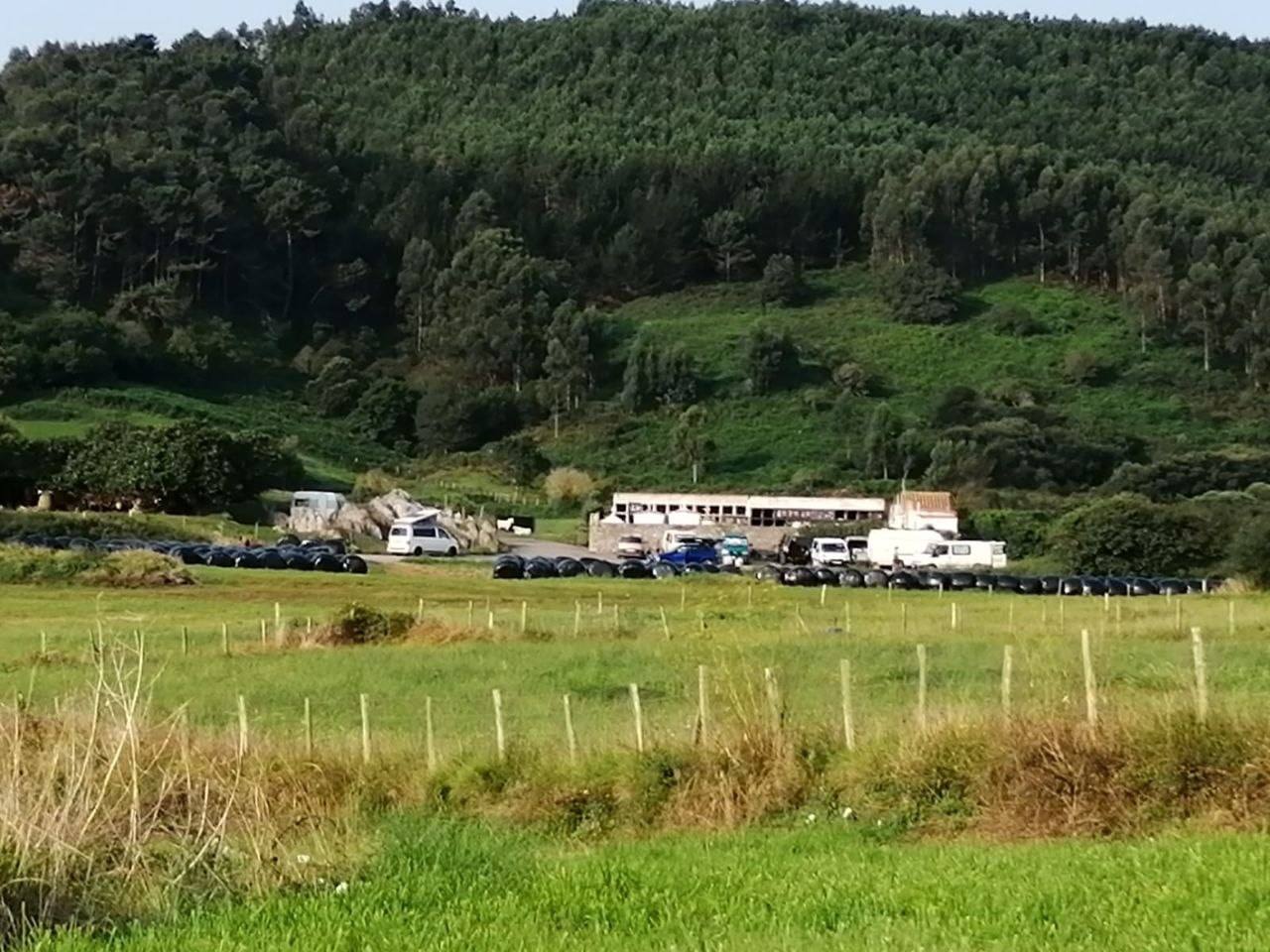 Caravanas aparcadas junto al cementerio.