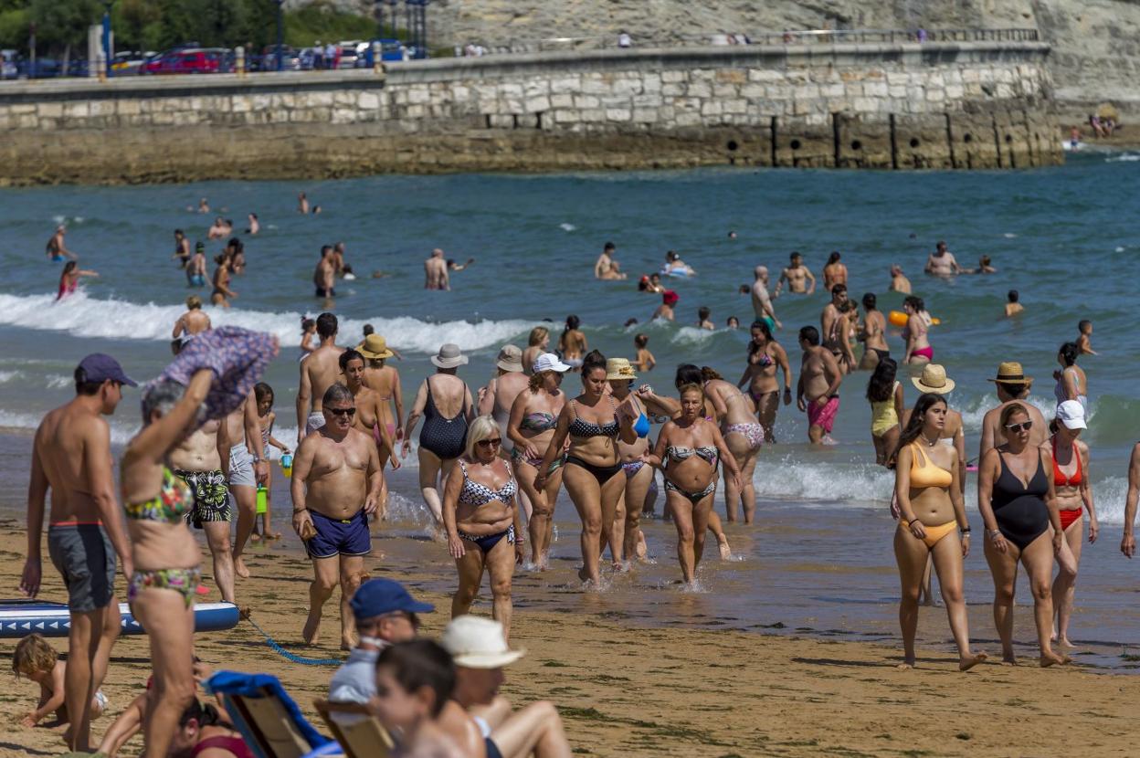 La gente llenó las playas el pasado viernes; así lucía El Sardinero. 