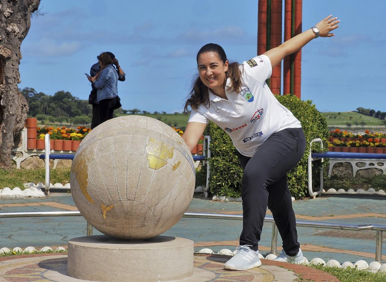 Judit Bueno, junto a la bola del mundo de los Jardines de Piquío en Santander. 