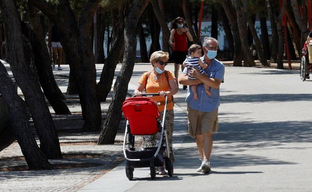 Una pareja de jubilados de paseo.