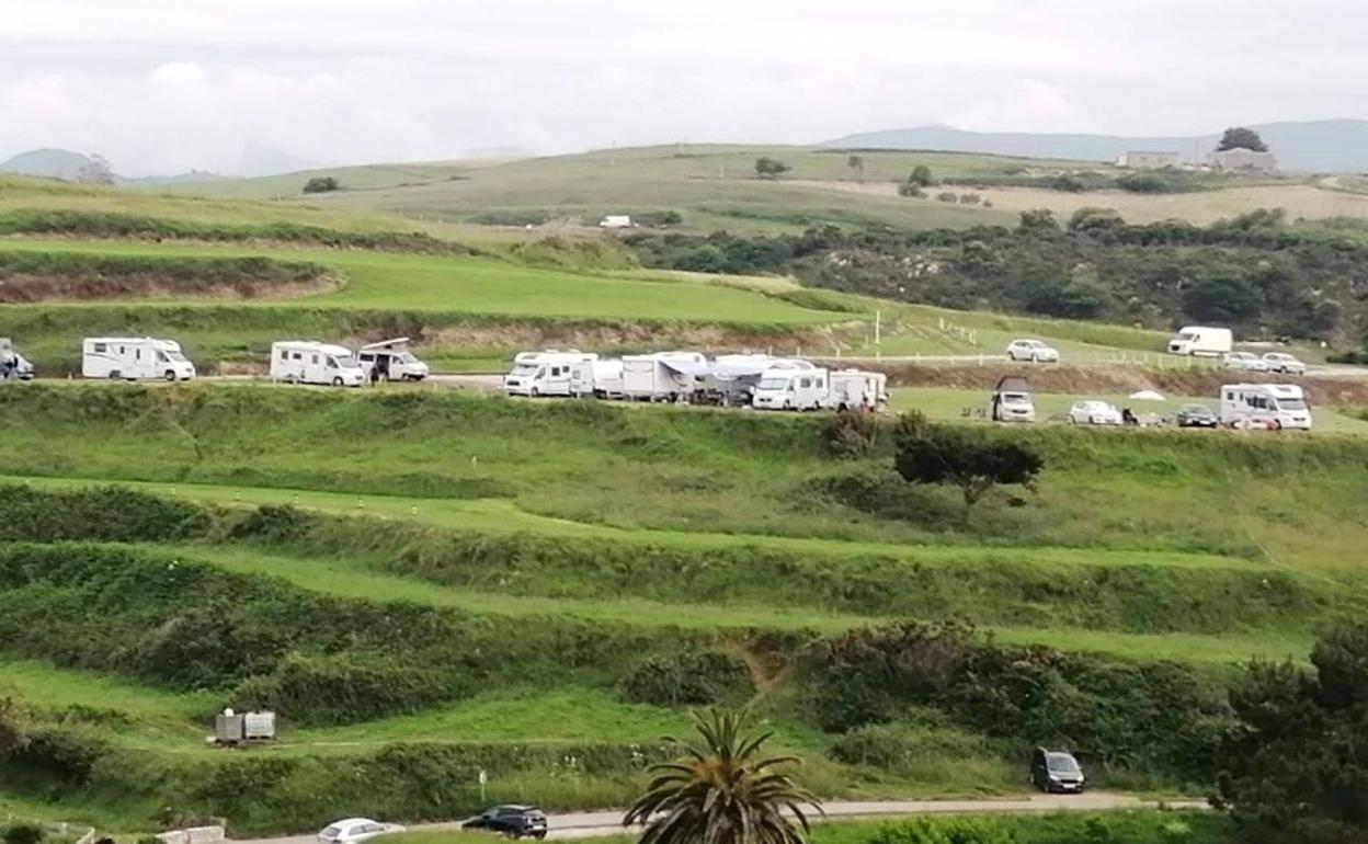 Caravanas aparcadas en la zona de Prellezo.