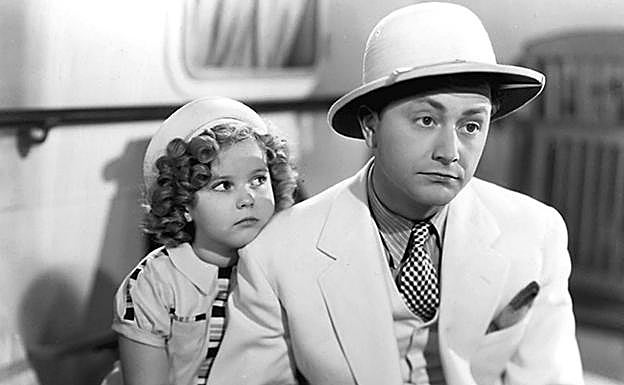 Imagen principal - Shirley Temple junto a Robert Young en 'Stowaway' (1936), recogiendo un premio del Sindicato de Actores en 2006 y en una imagen promocional de 1935.
