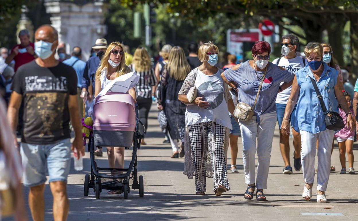 Por el centro. Muchos viandantes apuestan por usar la mascarilla. 