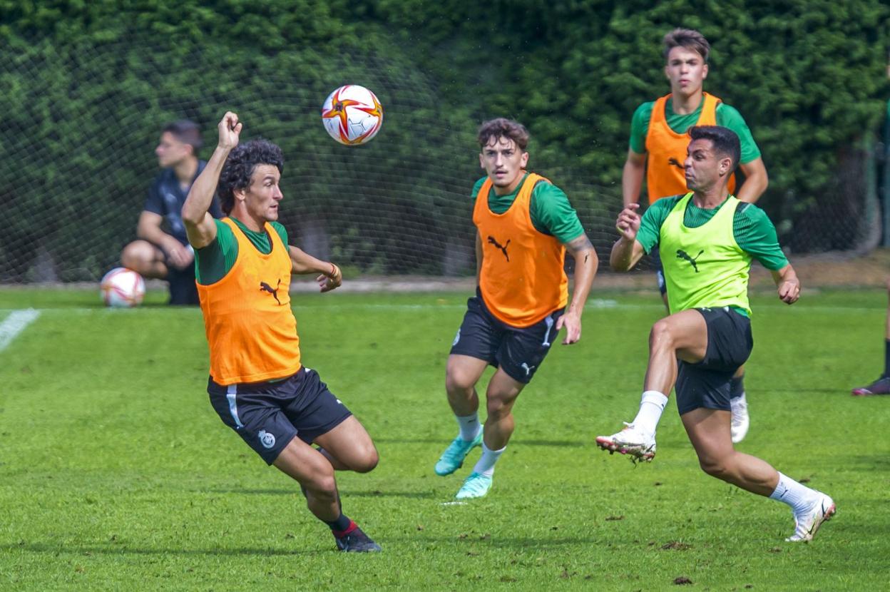 Juan Gutiérrez, Dani Ceballos y Álvaro Bustos, en el entrenamiento de ayer de los verdiblancos.