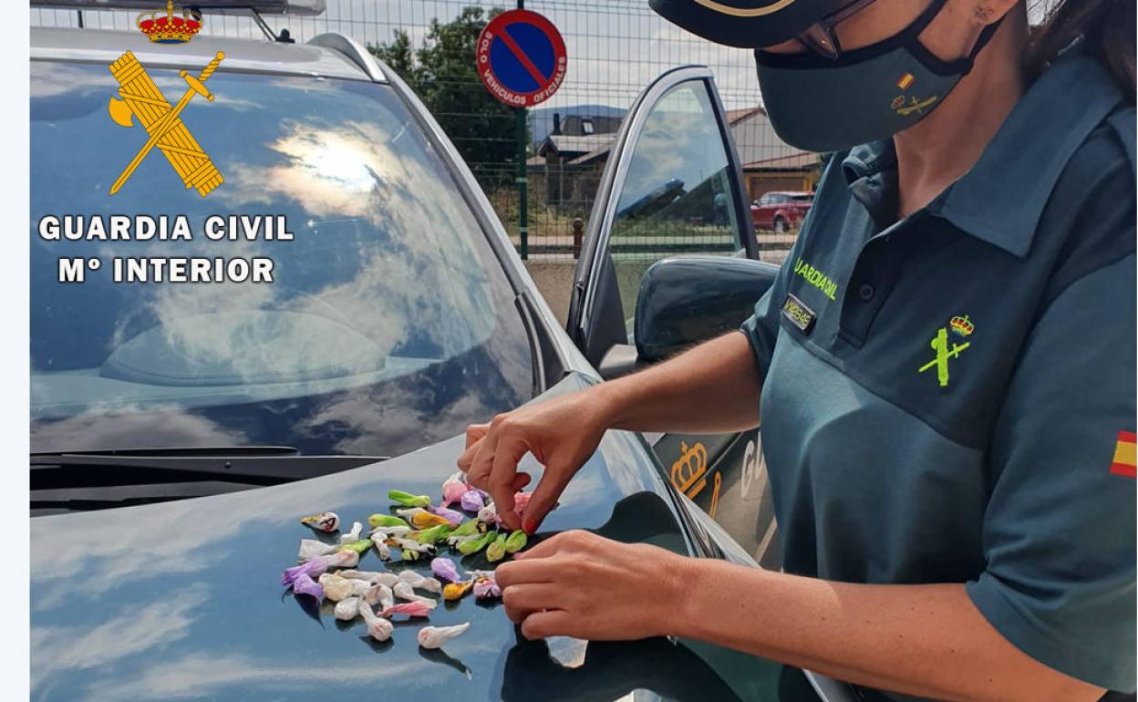 Los envoltorios con cocaína que llevaba la conductora.