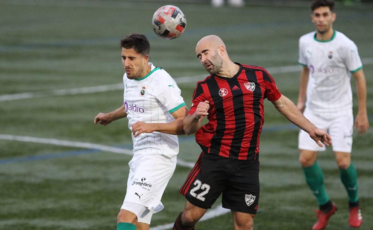 Villapalos, con Pradera, en el partido del año pasado ante el Arenas. 