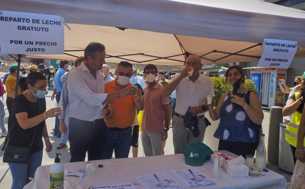 Guillermo Blanco, José Miguel Fernández, José María Mazón y Araceli Quintana brindan con la leche que regalaban los ganaderos. 