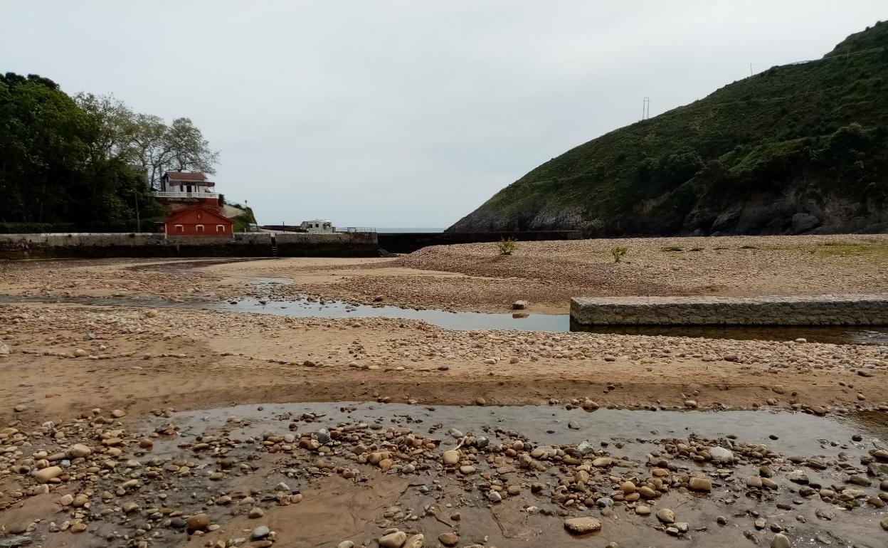 El agua de lluvia llegará a los cauces fluviales o al mar. En la imagen, la playa de Dícido.