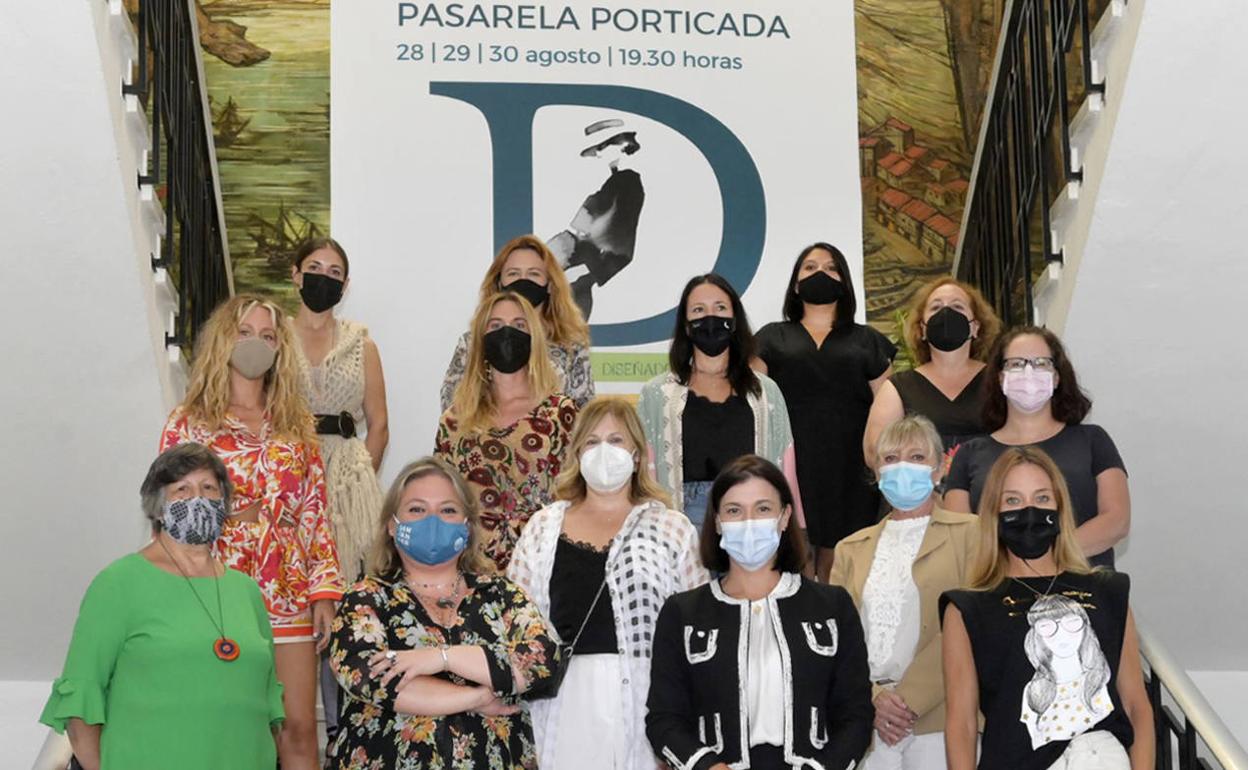 Foto de grupo de la 'Pasarela Porticada' que se celebrará este fin de semana.