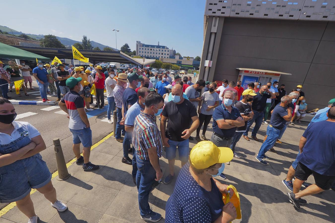 Decenas de ganaderos protestaron en Torrelavega.