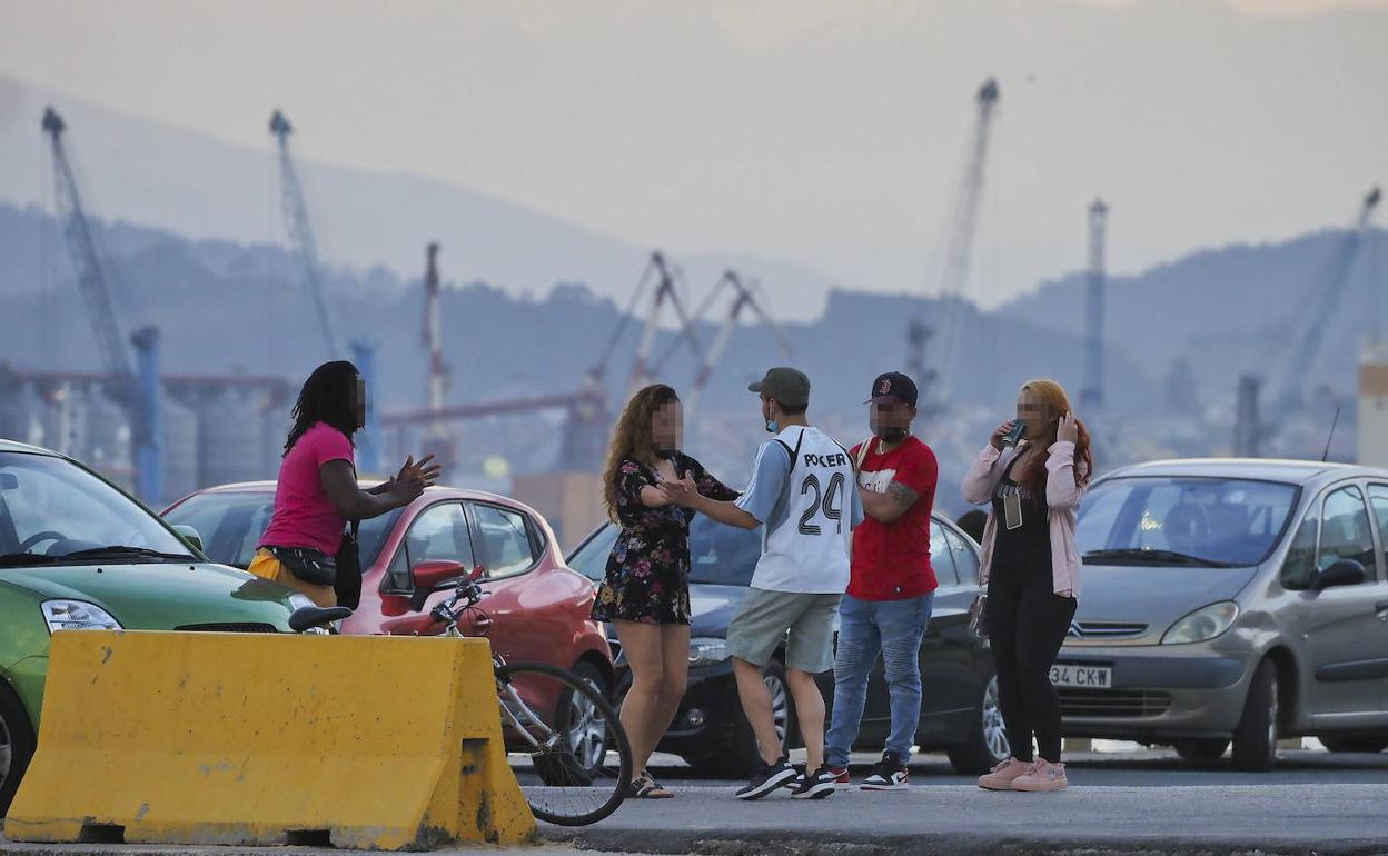 El PP denuncia que el descontrol de los botellones en Somo lo están convirtiendo en el Magaluf del norte