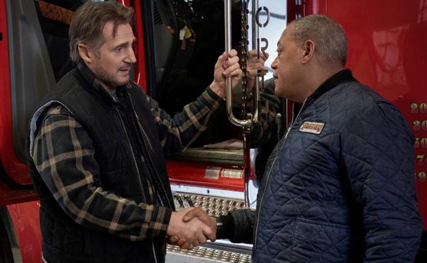 Liam Neeson y Laurence Fishburne en 'Ice Road'.