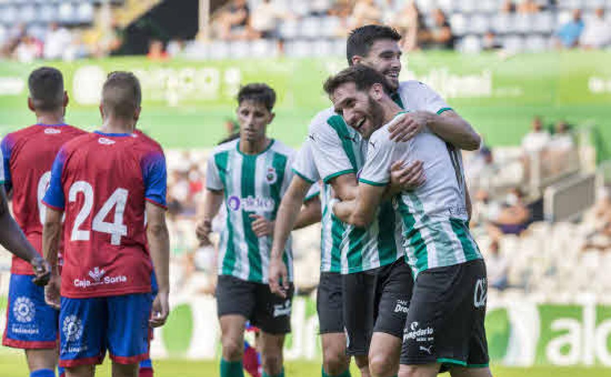 Eneko Satrústegui y Fausto Tienza Núñez se abrazan durante el partido contra el Club Deportivo Numancia, disputad el pasado fin de semana