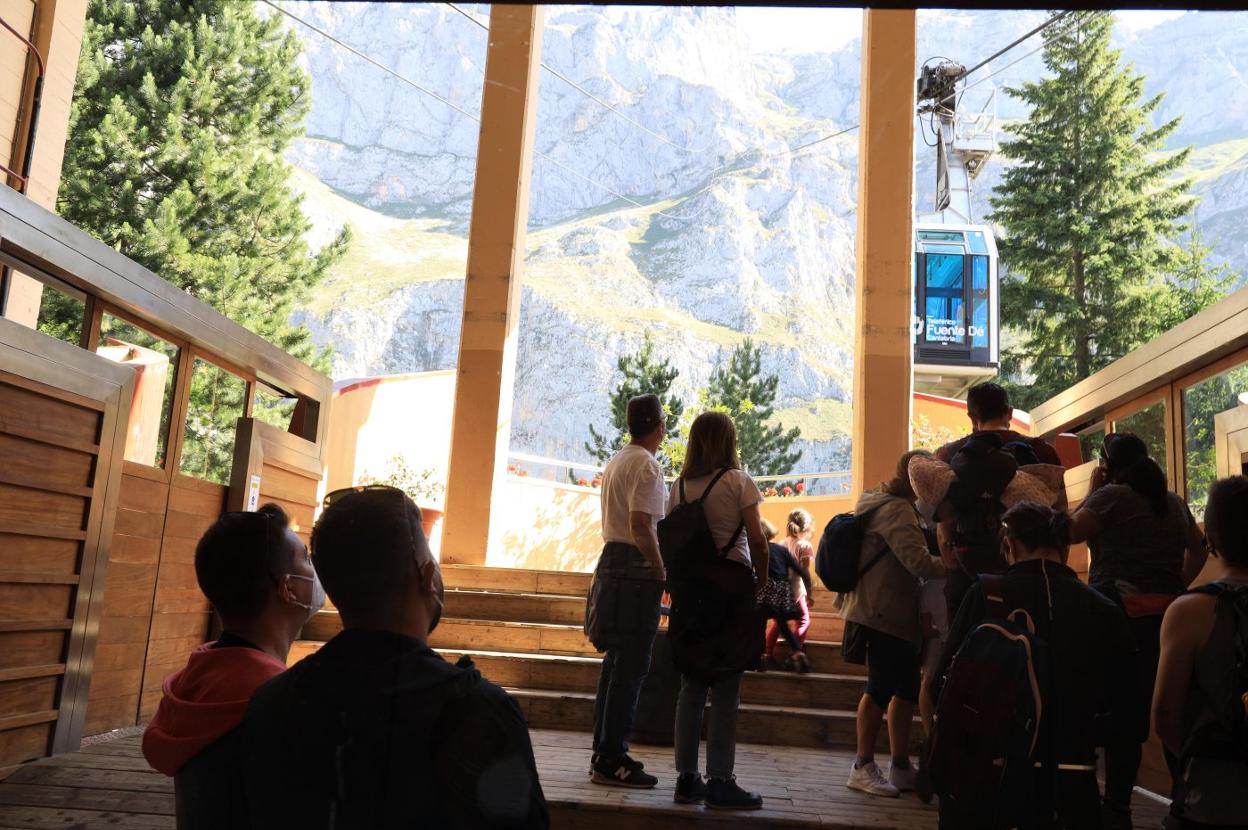 Turistas esperando para subir a la cabina. 