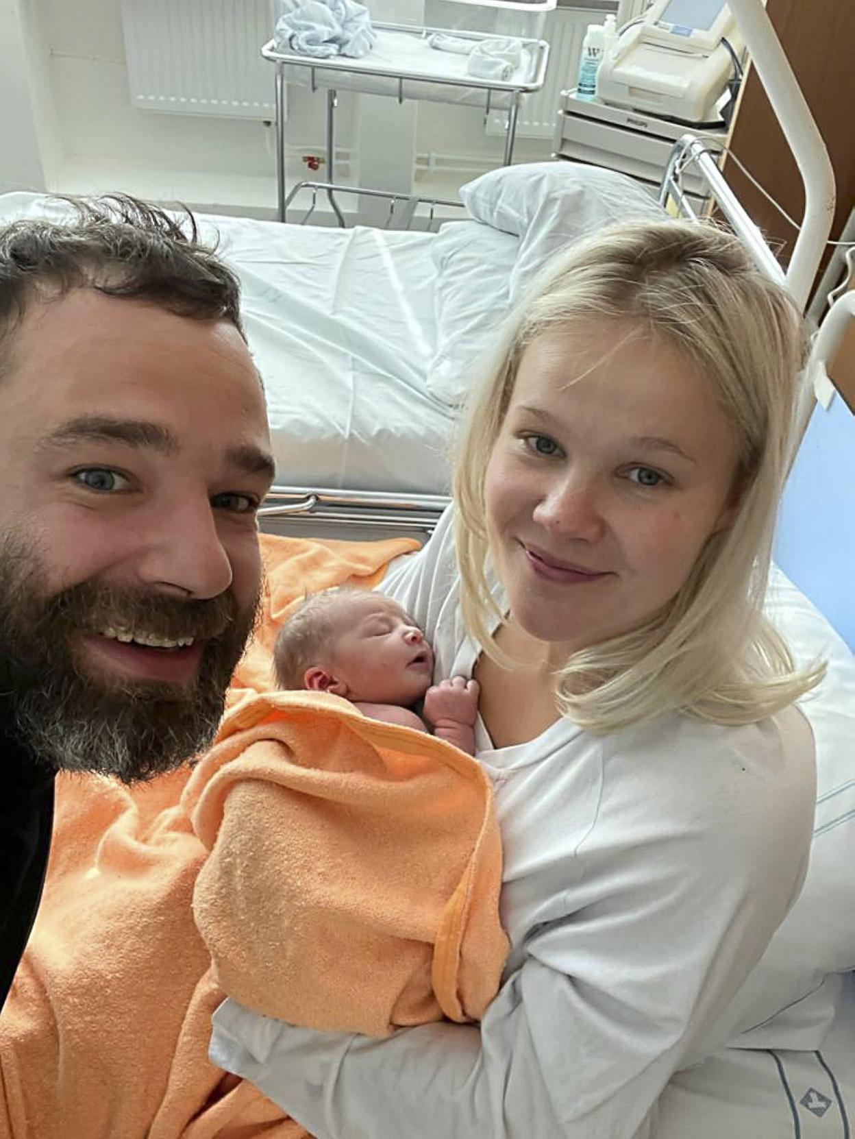 La recién nacida de descendencia leganiega, Siri Wences, con sus padres, John y Luisa. 