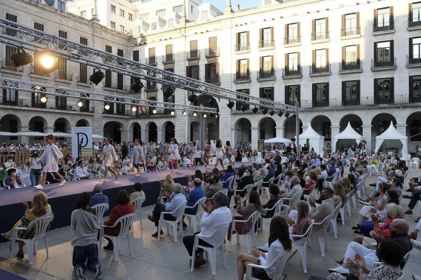 El desfile atrajo a multitud de curiosos a la plaza.