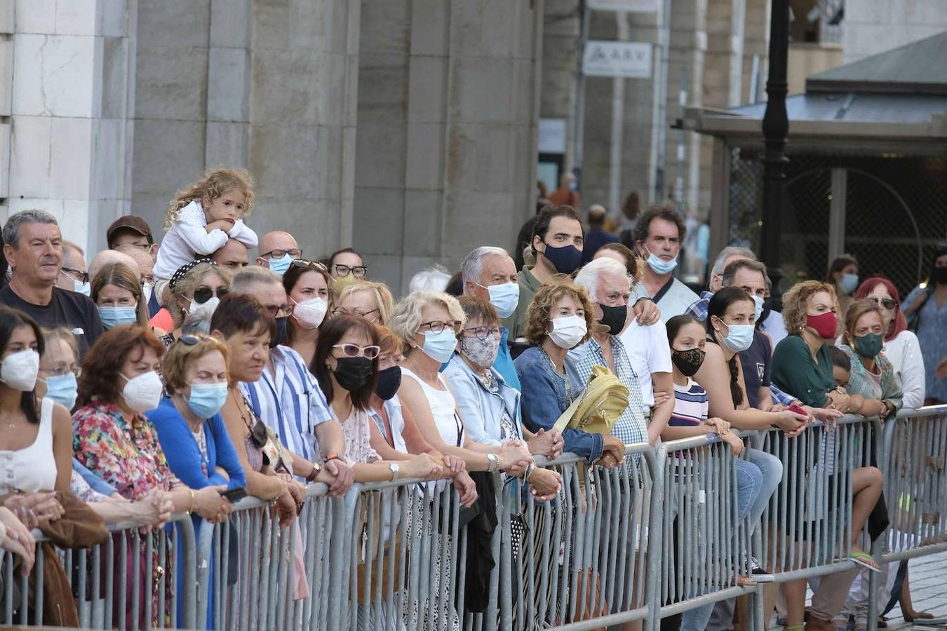 El desfile atrajo a multitud de curiosos a la plaza.