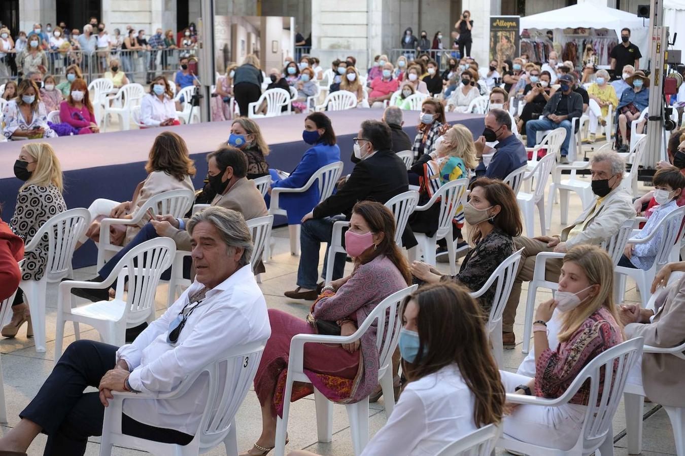 El desfile atrajo a multitud de curiosos a la plaza.