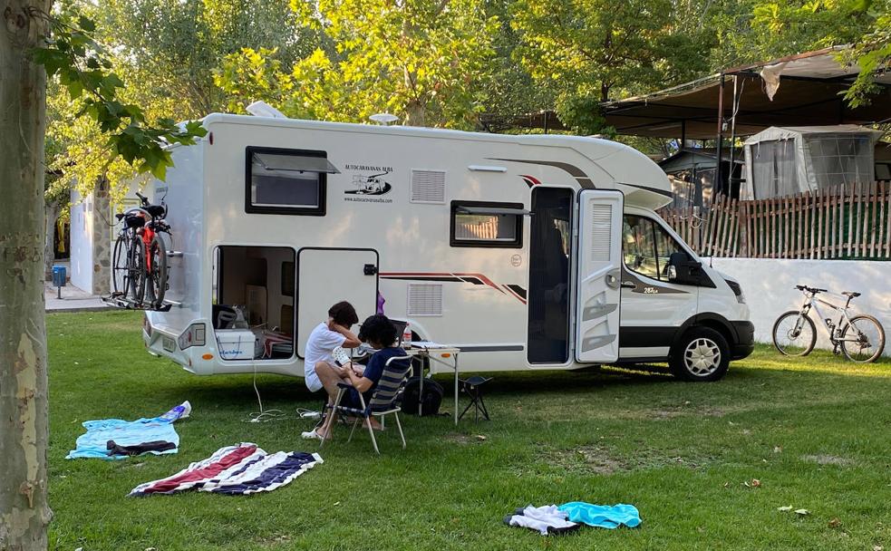 La oficina portátil en el camping del pantano de Los Bermejales.