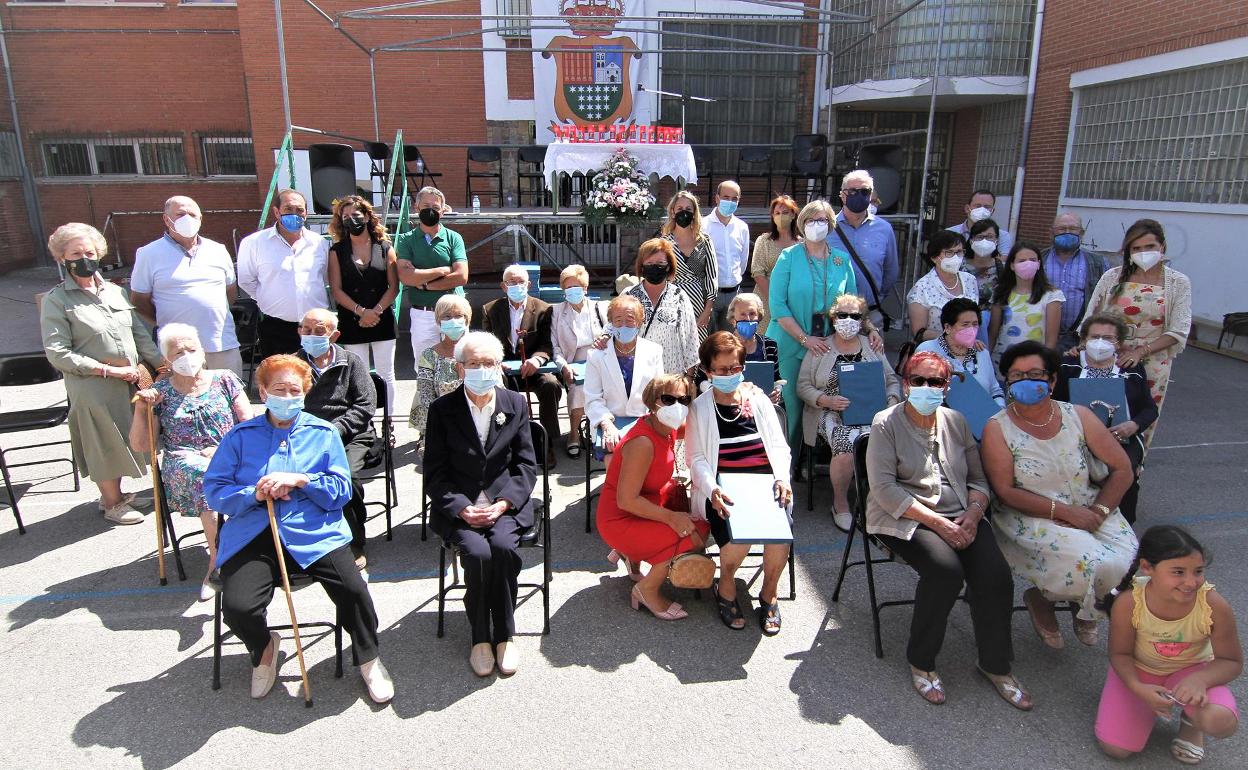 Los vecinos homenajeados, junto a las autoridades locales. 