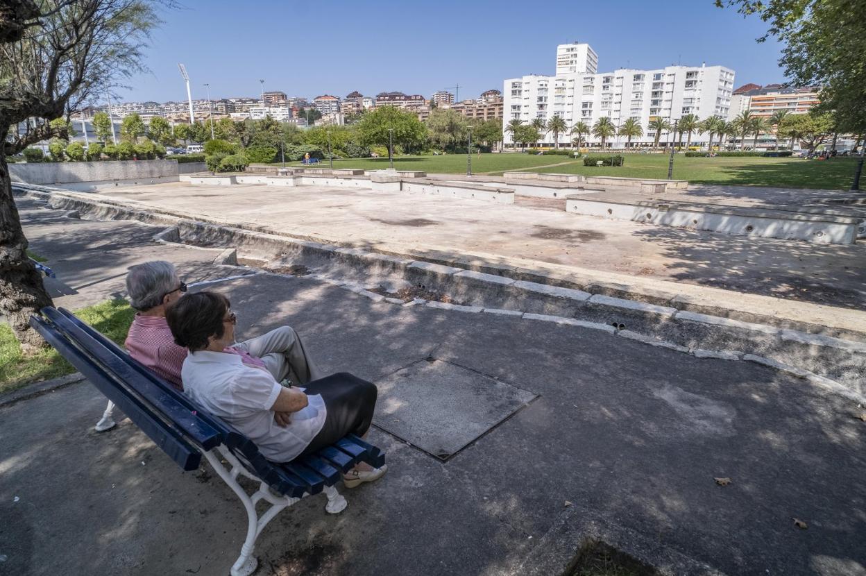 Sin agua El estanque del parque de Mesones está vacío desde hace meses. 