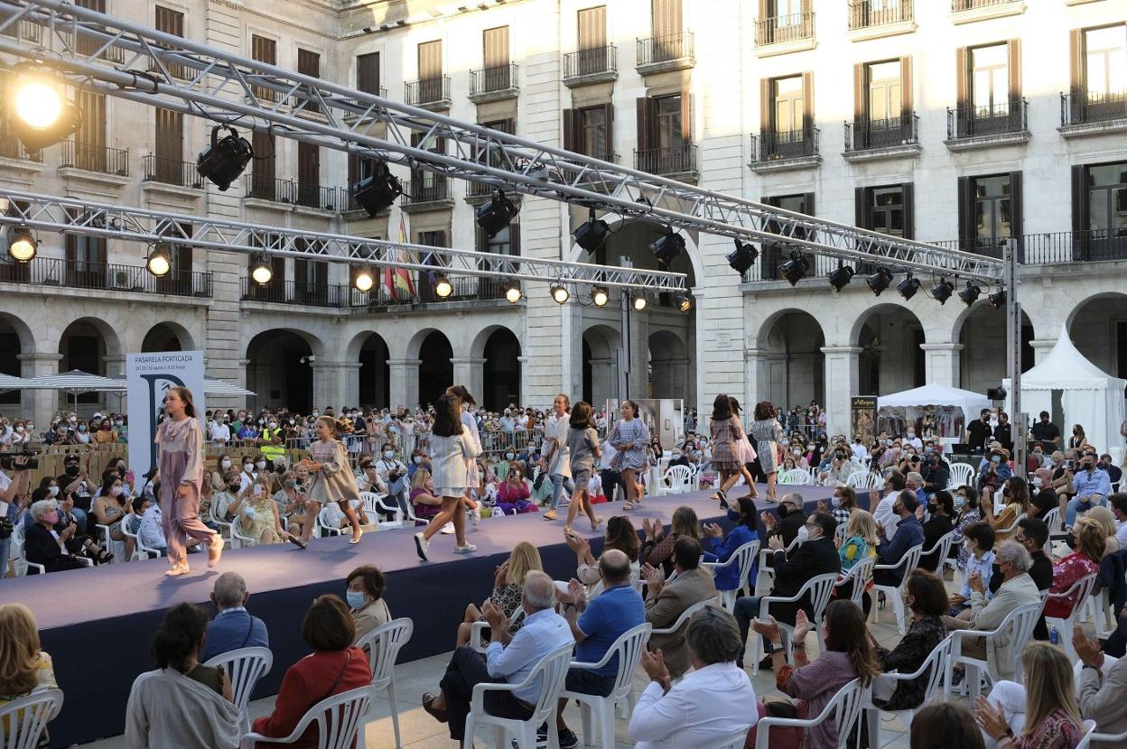 Un momento del desfile de la marca Evlening Kids, con pequeñas modelos como protagonistas. 