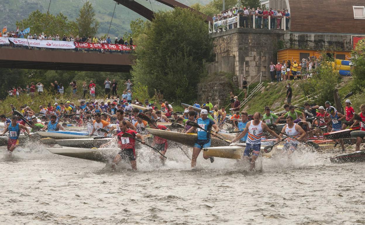 Más de 200 participantes tomaron la salida en el Descenso del Deva.