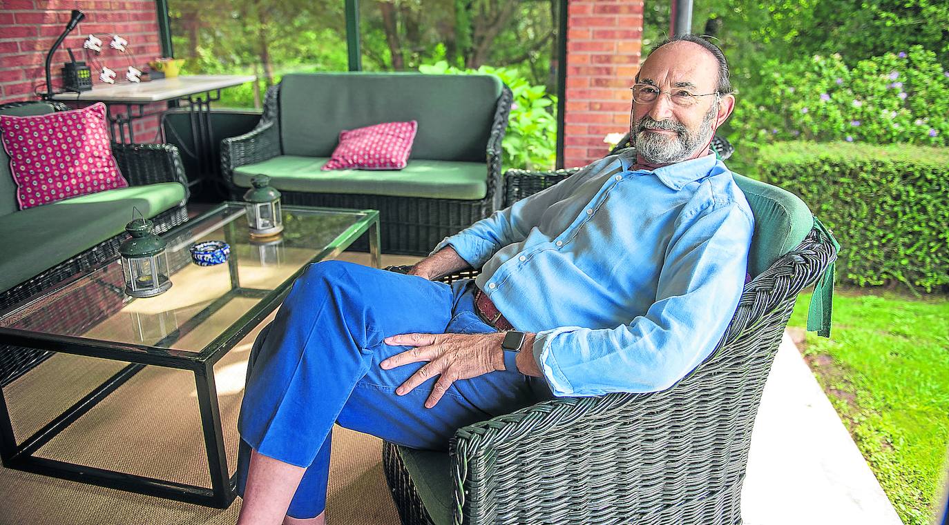 Emilio Lamo de Espinosa, fotografiado en su casa.