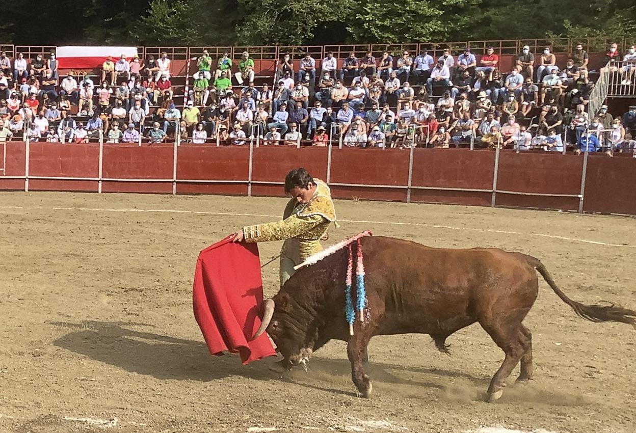 Alajandro Marcos resultó el gran vencedor de la tarde, con cuatro orejas cortadas.