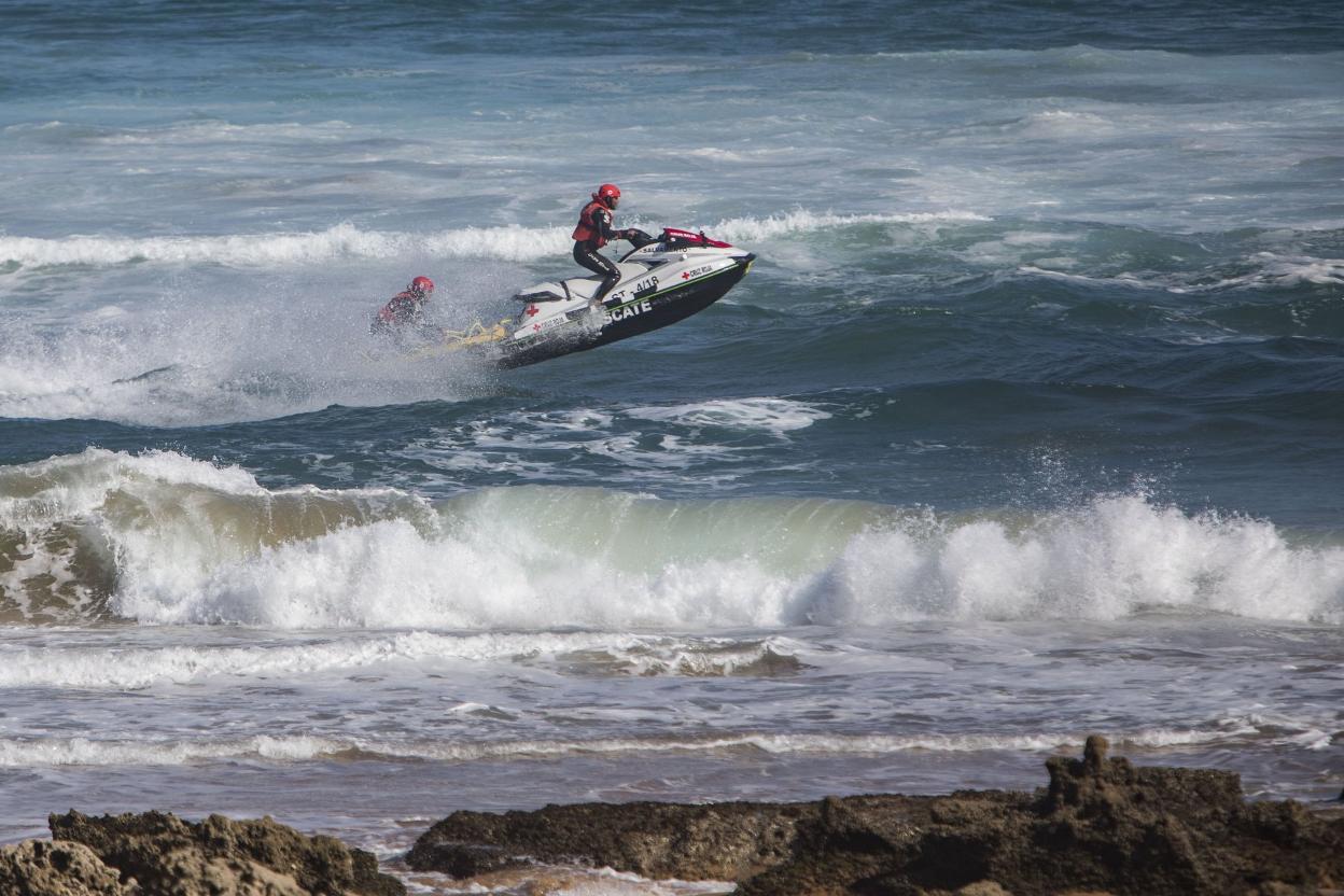 Un equipo de salvamento, en la playa de Valdearenas. juanjo santamaría