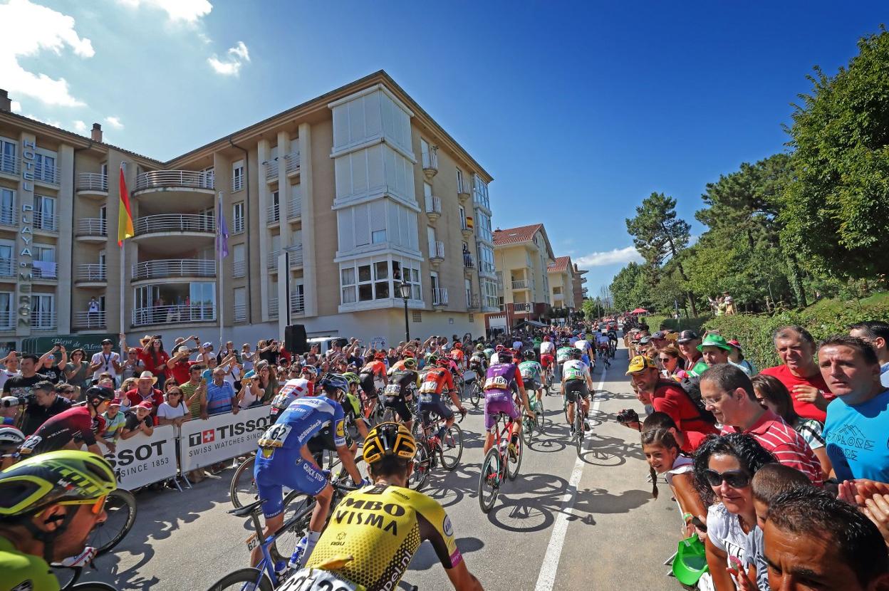 El pelotón de la Vuelta, a su paso en 2019 por San Vicente de la Barquera. Javier Rosendo