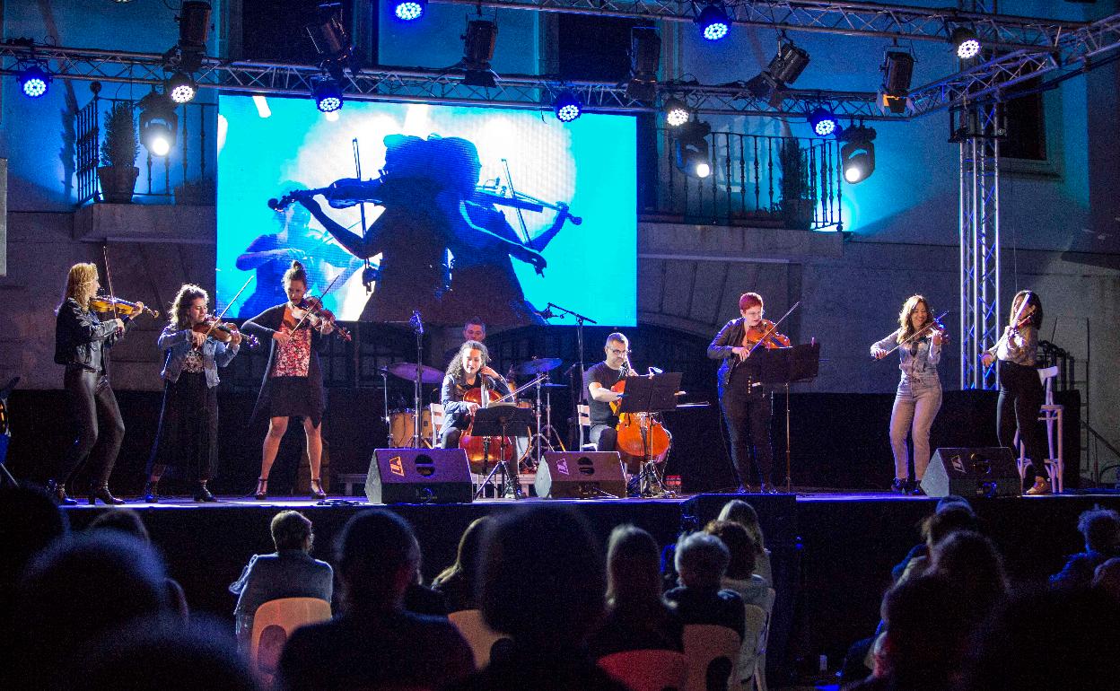 El grupo Octover aunó los géneros rock y la música clásica este sábado, en la última jornada de la iniciativa.