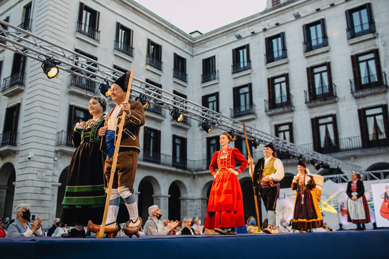 La tercera jornada se dedicó a los trajes regionales con un viaje a través de la costura por diferentes comarcas.