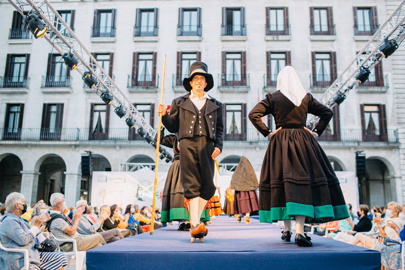 La tercera jornada se dedicó a los trajes regionales con un viaje a través de la costura por diferentes comarcas.