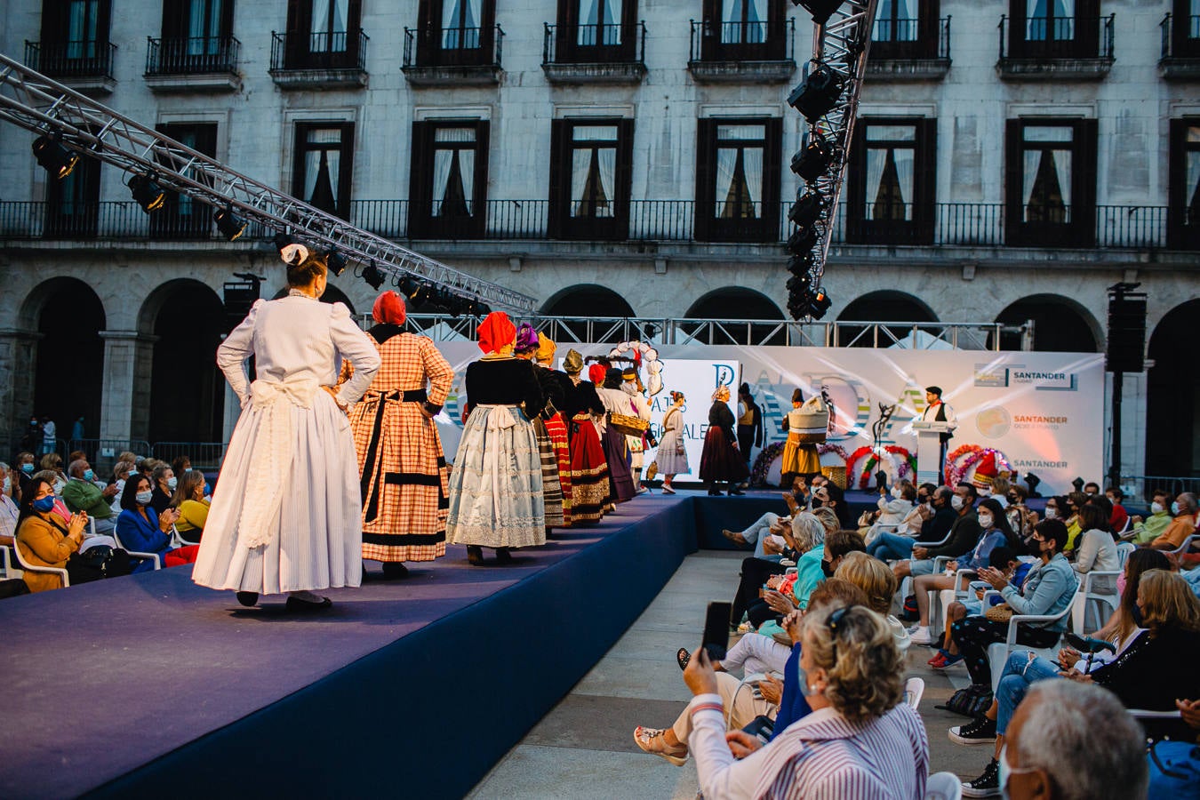 La tercera jornada se dedicó a los trajes regionales con un viaje a través de la costura por diferentes comarcas.