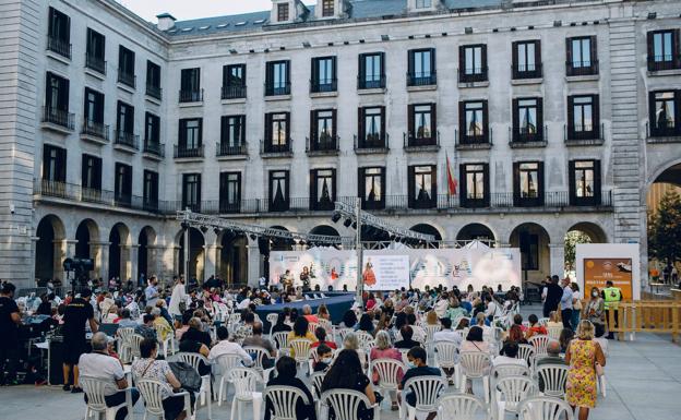 Imagen principal - Vista de la plaza; Allegra cierra su desfile y modelo de Aire Retro.