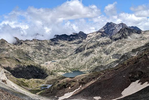 Vista de los Ibones Azules desde el cuello de los Infiernos.