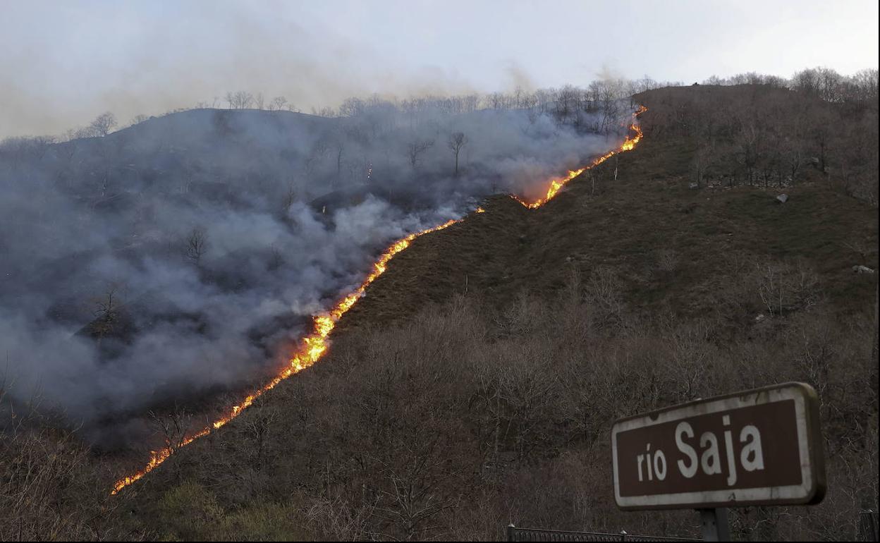 Imagen del incendio que asoló los montes de Cabuérniga en febrero de 2021.