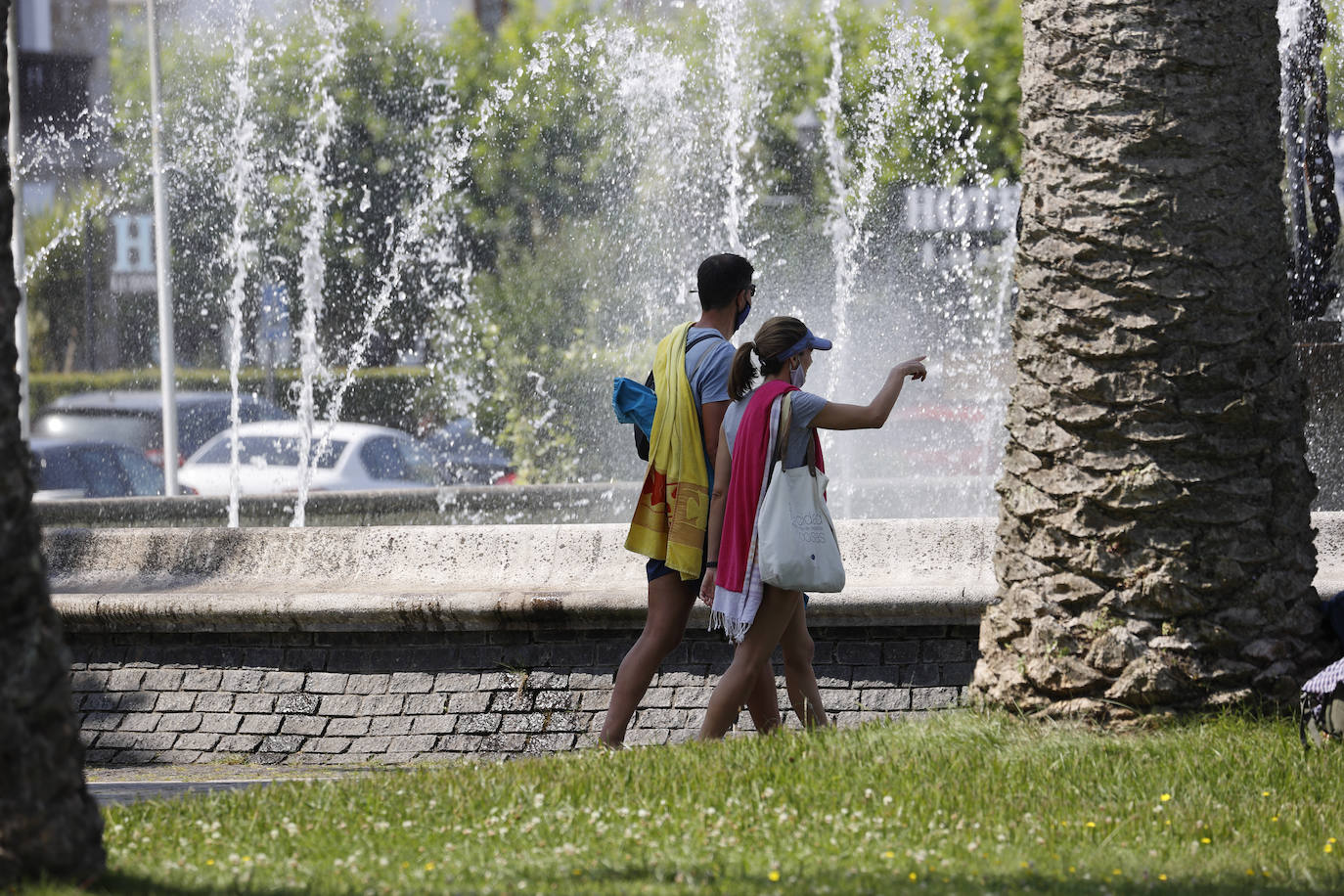 Una pareja pasea por San Vicente de la Barquera en una de las jornadas más soleadas del verano