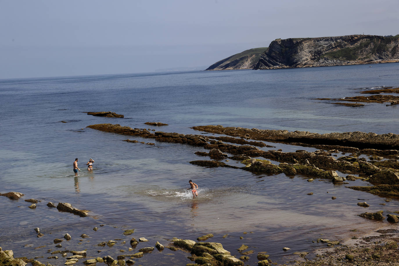 Cántabros y turistas disfrutaron este fin de semana de días de playa en Comillas