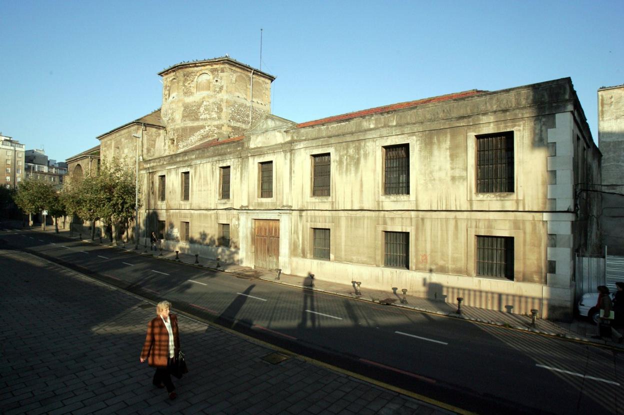 Una mujer pasea por delante del convento de Las Clarisas, después fábrica de Tabacalera, en la calle Alta de la capital. 