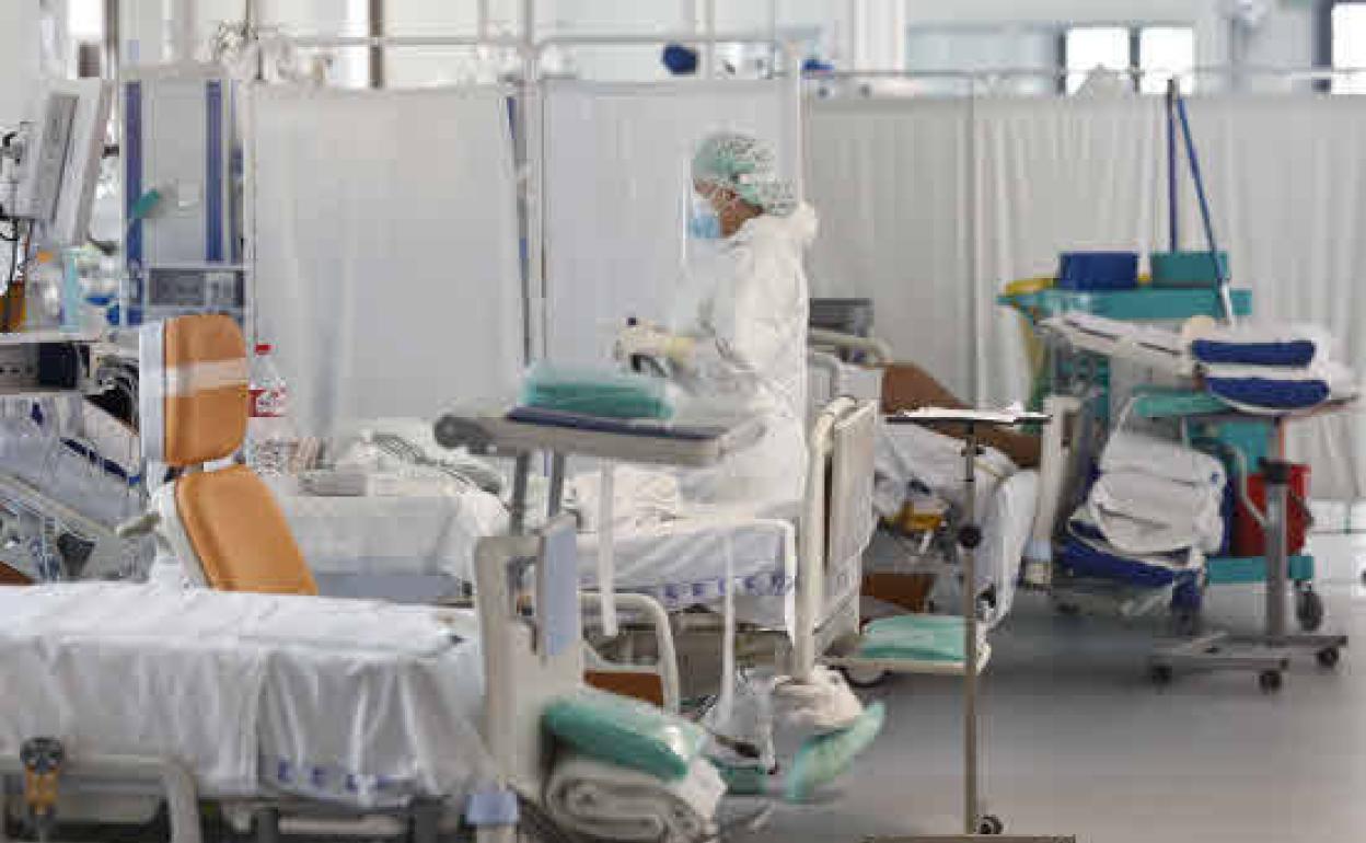 Los contagios bajan un tercio y se reduce un 43% el número de hospitalizados en Cantabria en una semana