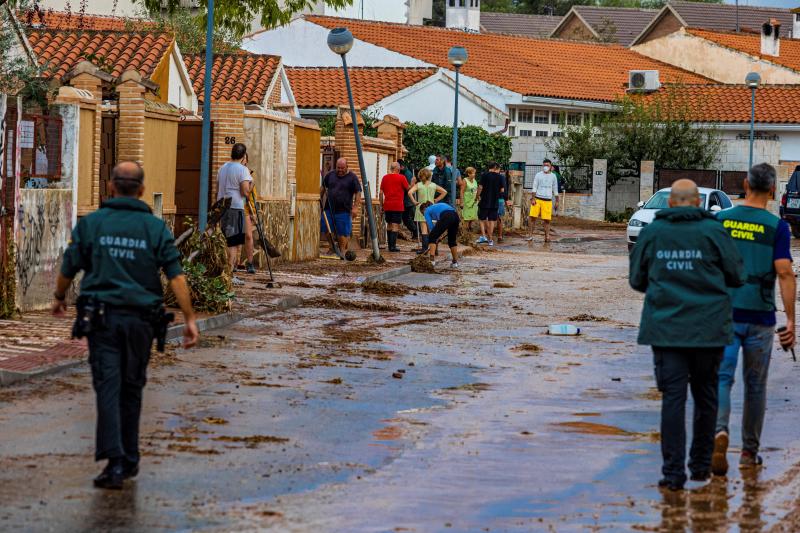 Los vecinos de Cobisa (Toledo) limpian de barro sus viviendas tras la inundación causada por la tormenta 