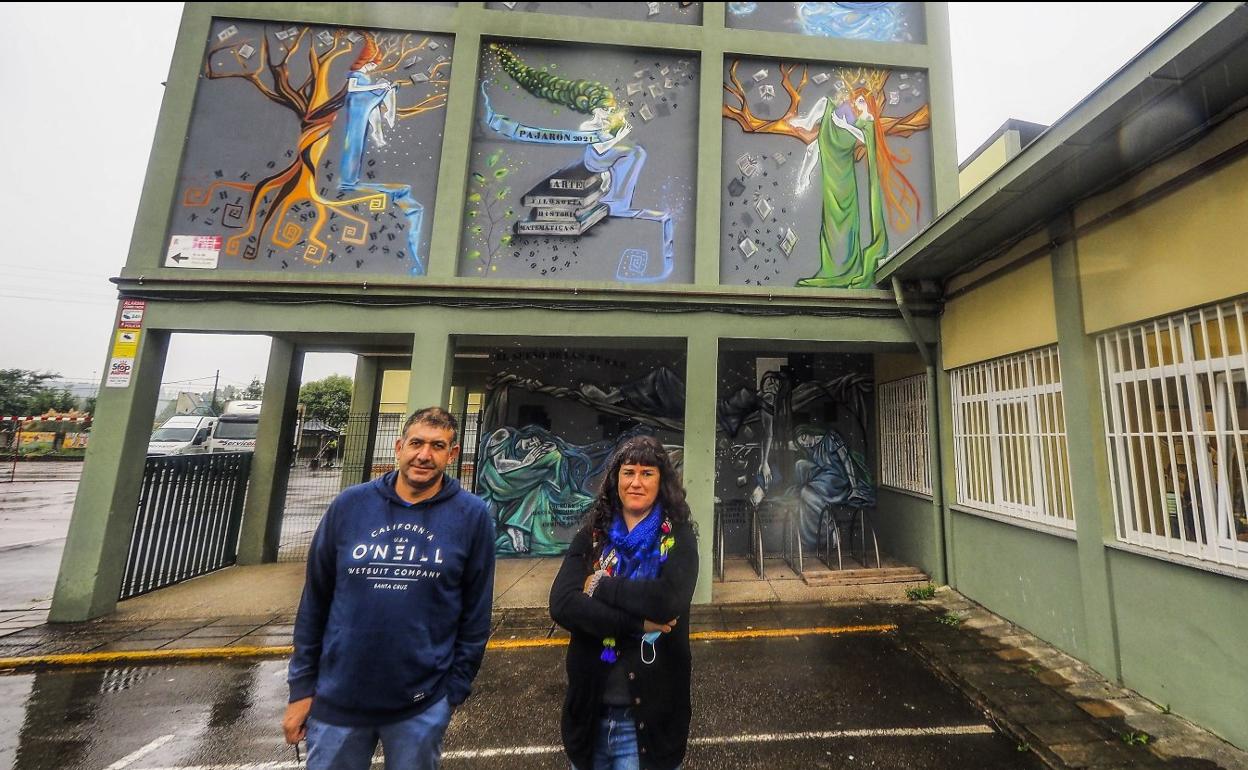 Ricardo Pastor y Mar Pajarón, ante el mural que la artista acaba de pintar en el IES Besaya de Torrelavega. 